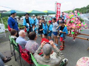 施設の入居者と職員が参加する屋外イベント・お祭りの様子